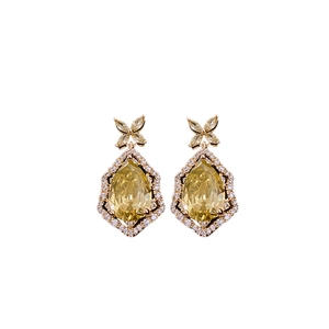 Boucles d'oreilles pendantes dorées avec zircon jaune taille poire et accents floraux