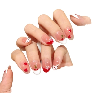 Faux ongles cerises avec cœurs rouges et nœuds blancs sur pointes ovales rondes
