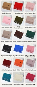 Détail de 18 couleurs d'écharpes épaisses au toucher cachemire avec franges et labels
