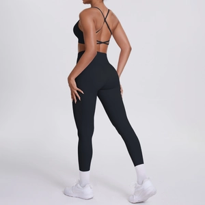 Détail d'un ensemble sport noir avec brassière croisée et legging sans couture taille haute