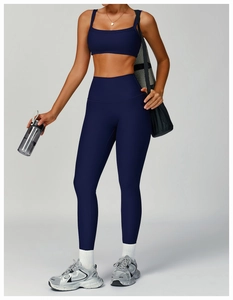 Texture détaillée de l'ensemble de yoga côtelé bleu foncé avec soutien-gorge et leggings