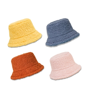 Bobs en polaire peluche en quatre couleurs dont jaune bleu marron et rose pour l'hiver