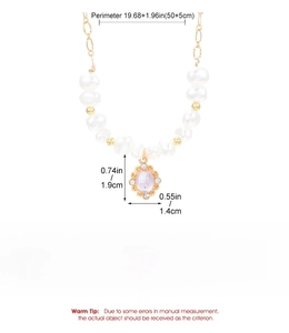 Détail du collier de perles multicouche avec pendentif en pierre rose et spécifications