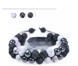Detailansicht des 8mm Lavastein und Howlith Armbands mit verstellbarem Geflecht Design