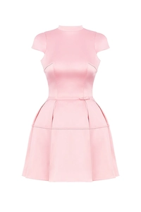 Dettaglio dell'abito in raso rosa con elegante collo alto e orlo plissettato raffinato