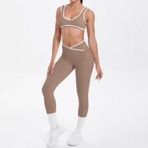 Detail von hoch tailliertem Yoga-Set in Mocha mit weißem Kontrastrand und V-Kreuz-Bunddesign