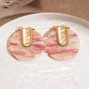 Detail of pink marble acetate earrings with gold 18k plated U-shaped metal hooks