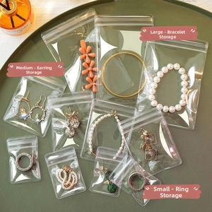 Vue détaillée de trois tailles de sacs à bijoux en PE transparent pour boucles d'oreilles