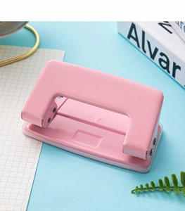 Rosa Locher Detailansicht, minimalistische Macaron Schreibwaren fur Buro und Notizbuch.