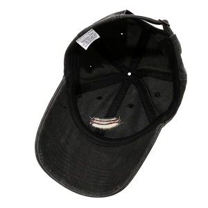 Vue interne d'une casquette en coton délavé avec étiquette 100 % coton et sangle réglable
