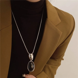 French retro resin oval pendant necklace with elegant silver snake chain for women