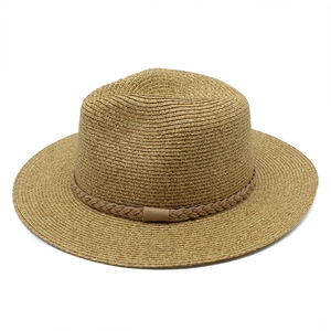 Détail d'un chapeau de soleil en paille avec bande décorative tressée et bord plat