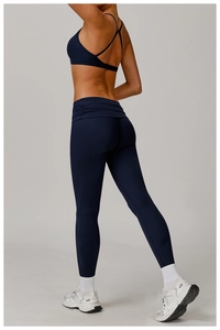 Détail de la brassière de sport à dos croisé et legging taille haute bleu foncé