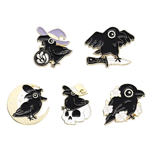 Set mit fünf gotischen Emaille-Raben-Pins mit Totenköpfen und Zaubererhüten für Halloween