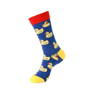 Détail de la chaussette en coton bleu avec motif canard jaune et revers rouge vif