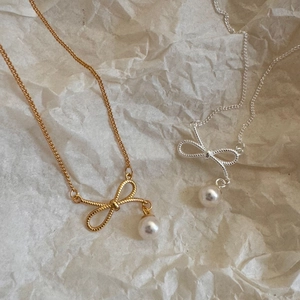 Elegant 925 sterling silver bow pearl necklace in gold and silver finishes