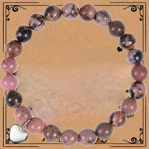 Détail d'un bracelet pendentif cœur en pierre naturelle sur carte cadeau Life is tough