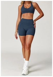 Dettaglio dei pantaloncini fitness a vita alta e reggiseno sportivo blu ardesia set