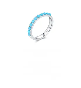 Vista macro dell'anello in argento sterling S925 con pietre di turchese blu incastonate