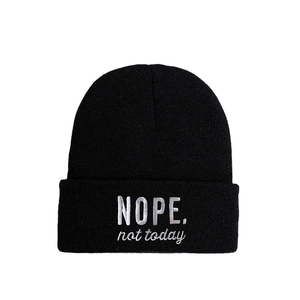 Minimalistische schwarze Strickmütze mit weißem NOPE NOT TODAY Schriftzug für Winter
