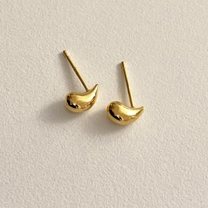 Detailansicht der polierten goldenen Tropfenohrringe mit S925 Silber-Stempelmarkierung