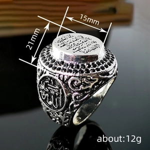 Bague vintage argentée avec calligraphie en relief et pierres noires, poids de 12g