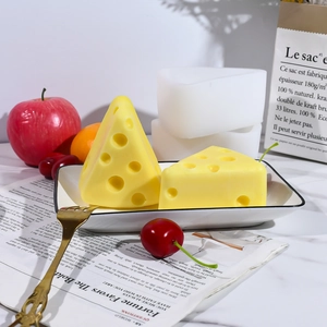 Vista dettagliata degli stampi in silicone a forma di formaggio e torte mousse gialle