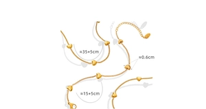 Vue détaillée de l'ensemble bijoux cœur en acier titane doré avec tailles du collier