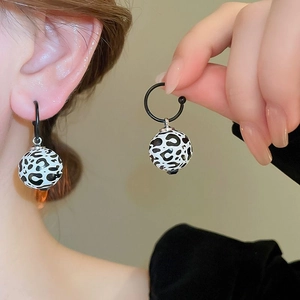 Boucles d'oreilles en perles de bois léopard avec tiges en argent et design rétro chic