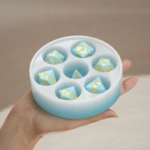 Jeu de dés polyédriques bleus avec cœurs dorés et boîte de rangement ronde