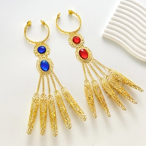 Detail der goldenen Handschmuckkette im arabischen Stil mit Edelsteinen und Metallspitzen
