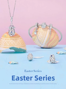 Détail de breloques de Pâques en argent 925 avec motifs de lapin et pierres colorées