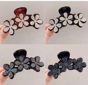 Dettaglio di fermagli per capelli a fiore con cristalli in quattro varianti