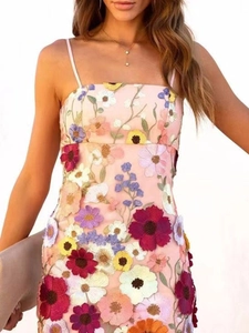 Detailansicht bunter 3D-Blumenstickerei auf dem rosa Mesh-Trägerkleid für Damen