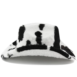 Détail du chapeau de cow-boy en peluche à motif vache avec doublure douce et cordon brun