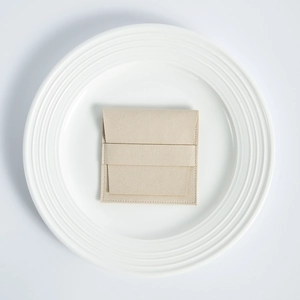 Elegante bolsa de ante de microfibra beige para joyas con solapa en bandeja cerámica