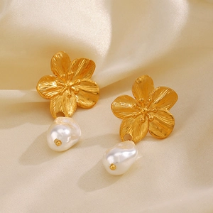 Französische Vintage-Ohrringe mit 18K Vergoldung, Blumenmuster und Barockperle auf Seide