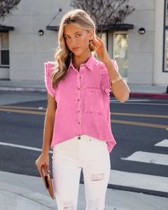 Nahaufnahme der rosa Jeansbluse mit ausgefransten Kanten und Texturdetails