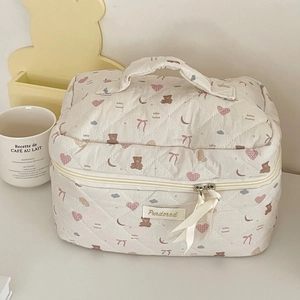 Beauty case trapuntato beige con motivi di orsi e fiocco sulla cerniera superiore