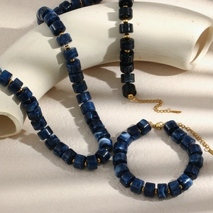 Ensemble collier et bracelet vintage en perles acryliques bleu foncé avec accents dorés