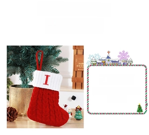Détail d'une chaussette de Noël en tricot rouge avec revers blanc et broderie lettre I