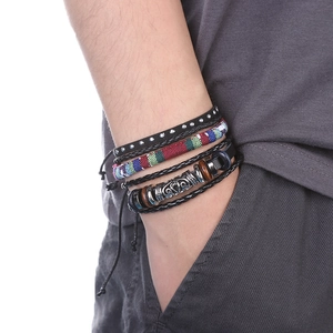 Détail de l'ensemble de quatre bracelets pour hommes en cuir et tissu avec carte d'Afrique