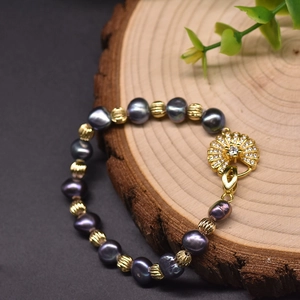 Bracelet fait main avec perles naturelles violettes et perles dorées sur bois