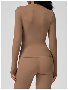 Detailed back view of slim fit yoga set showing ergonomic stitching and matte fabric
