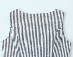 Détail de l'encolure bateau et texture rayée grise fine sur le gilet sans manches
