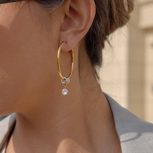 Detail von 18K Gold Edelstahl-Creole mit Silberringen und Zirkon am Modell getragen