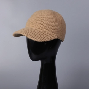 Vue détaillée de la texture en maille verticale et visière de la casquette kaki épaisse