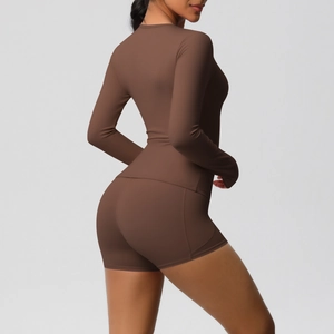 Ensemble de yoga en nylon brossé avec haut à manches longues et short vu de l'arrière