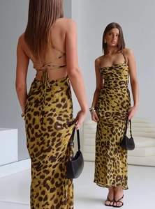 Détail de robe longue léopard sexy avec dos nu et conception à lacets croisés