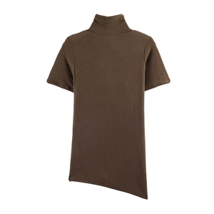 Vue détaillée du T-shirt marron café à col montant avec ourlet asymétrique sur blanc
